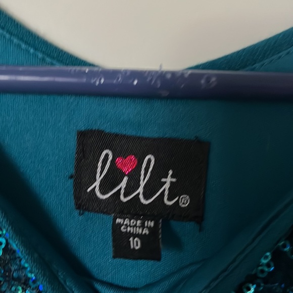 Girls formal sparkly dress, in good condition, has Ribbons to tie in the back. - Picture 4 of 4